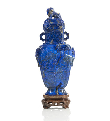 <b>Deckelvase aus Lapislazuli im archaischen Stil mit Holzstand</b>