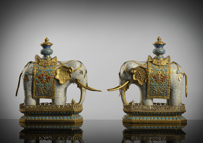 <b>Paar partiell feuervergoldete Bronzen von gesattelten Cloisonné-Elefanten Vasen auf dem Rücken tragend</b>