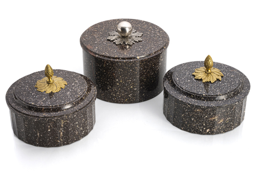 <b>Drei Deckeldosen aus Blyberg-Porphyr</b>