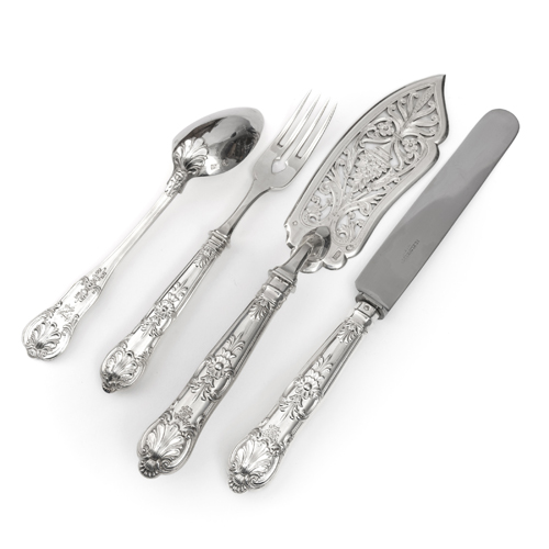 <b>Umfangreiches Besteck im Kasten</b>