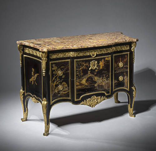 <b>Außergewöhnliche Louis XV Kommode mit vergoldetem Schwarzlackdekor und vergoldeten Bronzen</b>