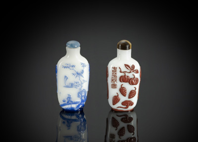 <b>Zwei Snuffbottles aus Glas mit rotem bzw. blauem Überfang und Siegelschrift, beide mit Stoppern</b>
