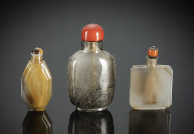 <b>Zwei Snuffbottles aus Achat und eine Snuffbottle aus Kristall mit Rutil-Nadeln, alles mit Stopper</b>