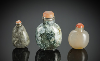 <b>Snuffbottle aus Jade, Snuffbottle aus Mossachat und eine Achat-Snuffbottle, alle mit Stoppern</b>
