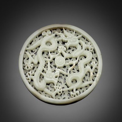 <b>Runde hellgrüne Jadeplakette mit Drachen in Durchbruch</b>