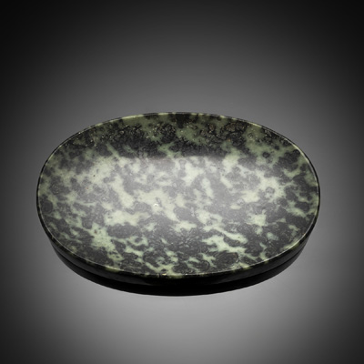 <b>Pinselablage oder Wascher aus spinatgrüner, dunkel gefleckter  Jade</b>