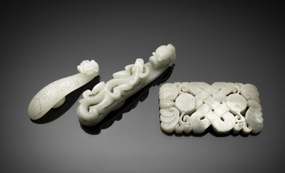 <b>Drei Gürtelschließen bzw. Haken aus Jade</b>