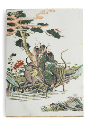 <b>Porzellantafel mit Darstellung von zwei Louhan auf ihren Begleittieren reitend in den Farben der 'Famille verte'</b>