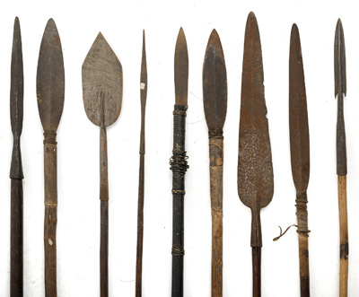 <b>Gruppe von Lanzen und Speeren mit Metallklingen, einer mit floraler Gravur</b>