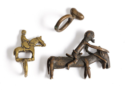 <b>Zwei Fingerringe und eine Skulptur</b>