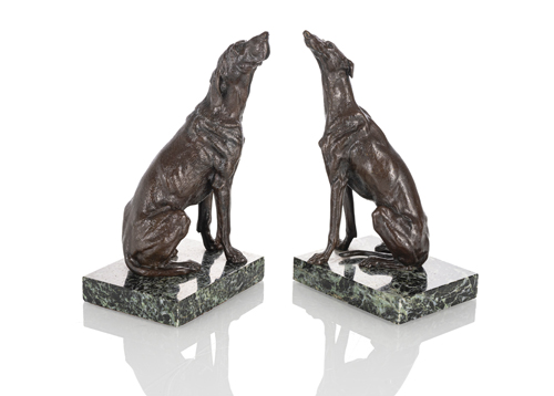 <b>Zwei sitzende Jagdhunde</b>