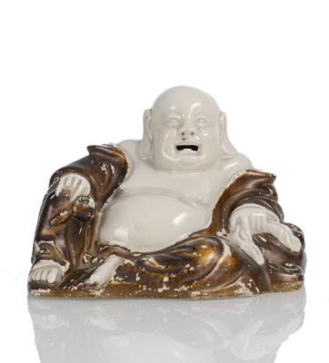 <b>Cremefaben glasierte und lackvergoldete Figur des Budai aus Porzellan</b>