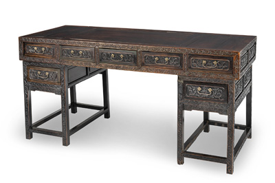 <b>Dreiteiliger Hongmu-Schreibtisch mit sieben Schubladen und floralem Schnitzdekor</b>