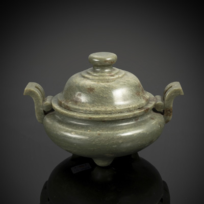 <b>Weihrauchbrenner und Deckel aus moosgrüner Jade mit seitlichen Handhaben</b>