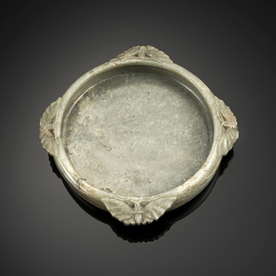 <b>Flache seladonfarbene Jade-Schale als Pinselwascher mit vier Schmetterling-Handhaben</b>