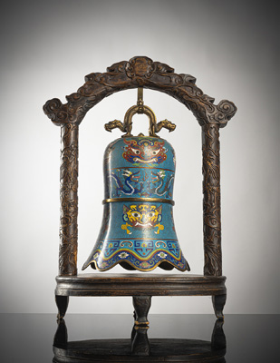 <b>Cloisonné-Glocke im archaischen Stil mit großen 'Taotie' dekoriert, partiell feuervergoldet, Holzstand</b>