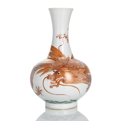 <b>Flaschenvase mit eisenrotem Drachendekor über Wellen in Grün und Weiss</b>