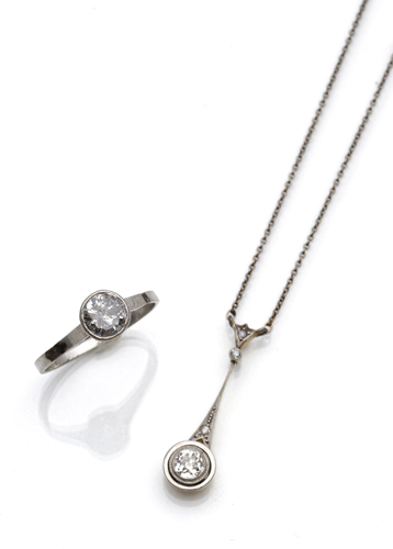 <b>Schmuck Konvolut Ring und Collier mit Diamanten</b>