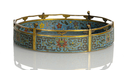<b>Rundes Cloisonné-Tablett mit umlaufendem Lotosdekor</b>