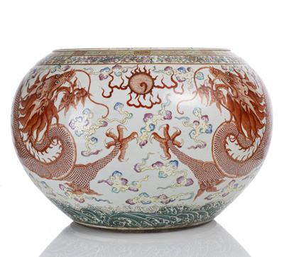 <b>Großer und feiner Cachepot aus Porzellan mit Drachendekor</b>