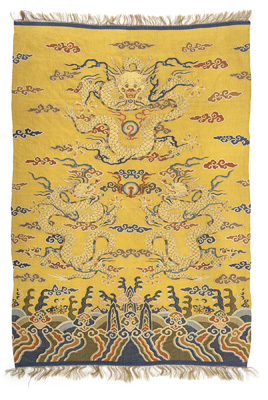 <b>Gelbgrundiges Kesi aus Seide mit drei goldenen Drachen und flammenden Perlen in Wollken</b>