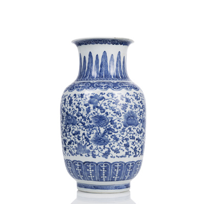 <b>Vase aus Porzellan mit unterglasurblauem Lotos- und Phoenixdekor</b>