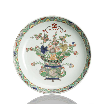 <b>Große und feine 'famille verte'-Rundplatte mit Blütenkorb</b>