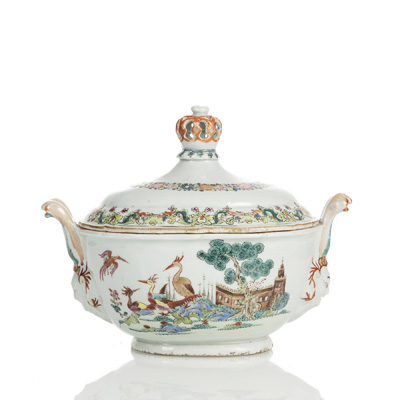 <b>Seltene kleine 'Famille rose'-Deckelterrine aus Porzellan im Meissener Stil</b>