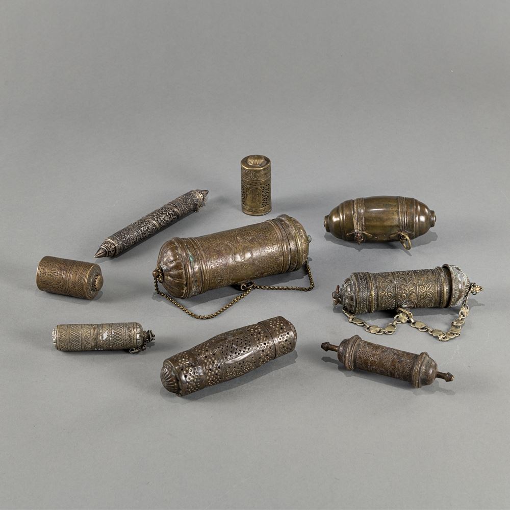 <b>Gruppe von Kalk- und Amulettbehältern neben Dufbehältern, teils in Bronze. Messing uns Silber gearbeitet</b>