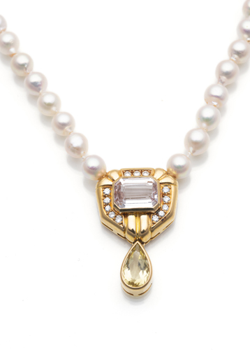 <b>Perlencollier mit Farbsteinen</b>