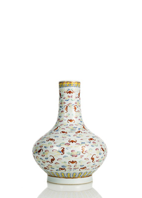 <b>'Famille rose'-Vase mit Fledermäusen zwischen Wolken</b>