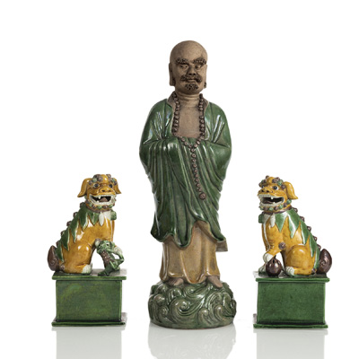 <b>Paar 'sancai'-farben glasierte buddhistische Löwen und ein Luohan aus Tonware</b>