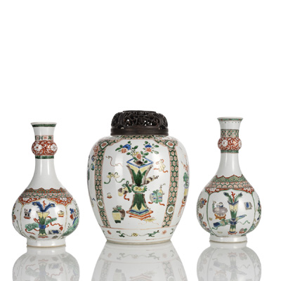 <b>Zwei Flaschenvasen und eine Deckelvase aus Porzellan mit 'Famille verte'-Figuren- und -Antiquitätendekor</b>