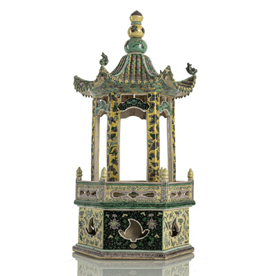 <b>Dreiteilige 'Famille verte'-Pagode aus Bisquit-Porzellan mit Blüten- und Schmetterling-Dekor</b>