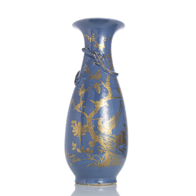 <b>Große puderblaue Vase mit Goldmalerei</b>