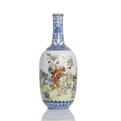 <b>'Famille rose'-Vase mit spielenden Knaben am Hals und Stand mit blauem Email-Dekor</b>