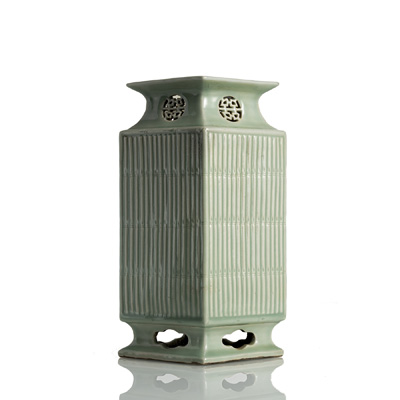 <b>Rautenförmige Seladonvase aus Porzellan</b>