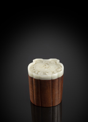 <b>Feine ruyi-förmige Dose aus Holz mit Jadedeckel mit Doppel-Fisch</b>