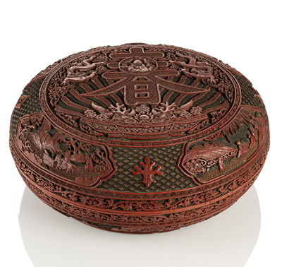 <b>Feine 'chun'- Deckeldose aus farbigem Rotlack</b>
