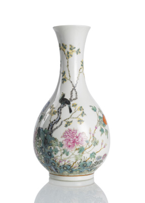 <b>Kleine 'Famille rose'-Flaschenvase aus Porzellan mit Dekor von Elster und Päonien</b>