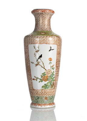 <b>Feine Vase aus Porzellan mti Dekor von Blütenzweigen und Vögeln auf gemusterten Fond in Eisenrot und Gold</b>