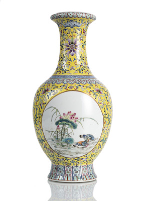 <b>Gelbgrundige Vase aus Porzellan mit polychromem Dekor von Szenen mit Mandarin-Enten und Blüten</b>