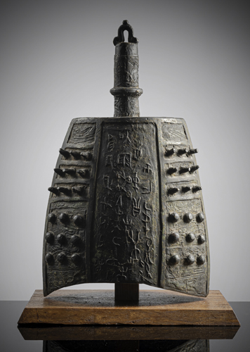 <b>AN ARCHAIC-STYLE BRONZE BELL ON A WOODEN STAND</b>
