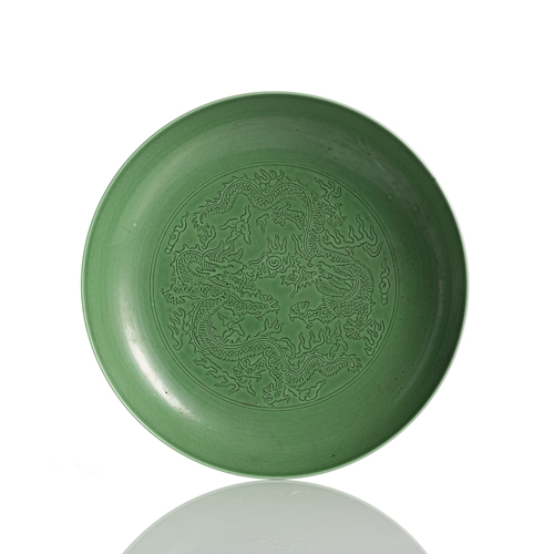 <b>A GREEN-GLAZED PORCELAIN DRAGON PLATE WITH ENGRAVED DECORATION</b> <b>A GREEN-GLAZED PORCELAIN DRAGON PLATE WITH ENGRAVED DECORATION</b>
