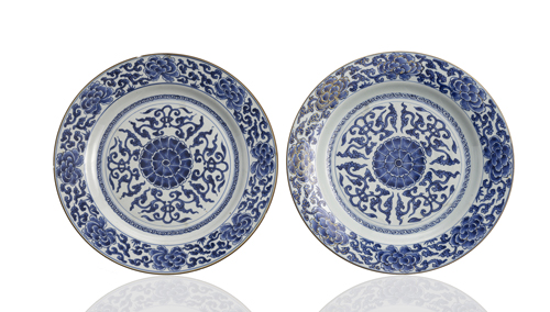 <b>A PAIR OF UNDERGLAZE-BLUE PORCELAIN PLATES WITH PEONY BLOSSOMS AND FOLIAGE</b>