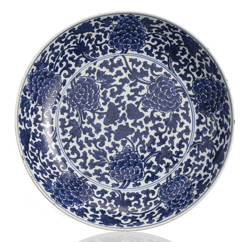<b>A LARGE PORCELAIN PLATTER DECORATED WITH PEONIES IN UNDERGLAZE BLUE</b>