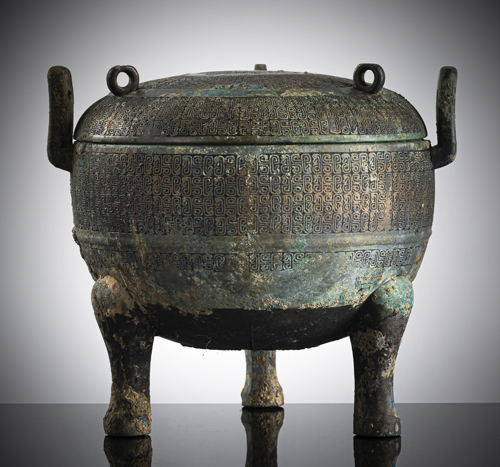 <b>A BRONZE RITUAL TRIPOD FOOD VESSEL AND COVER, DING</b> <b>A BRONZE RITUAL TRIPOD FOOD VESSEL AND COVER, DING</b>