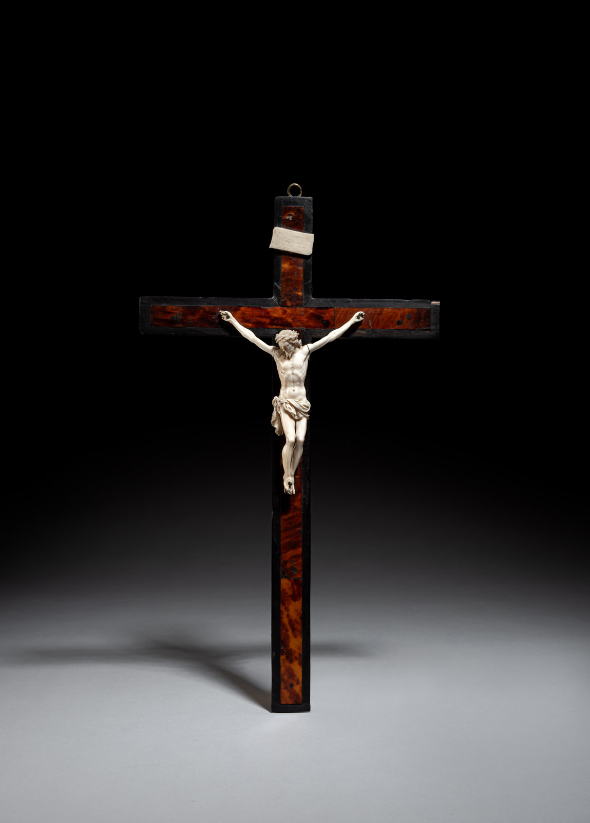 <b>A CARVED IVORY AND BOULLE-STYLE CRUCIFIX</b>