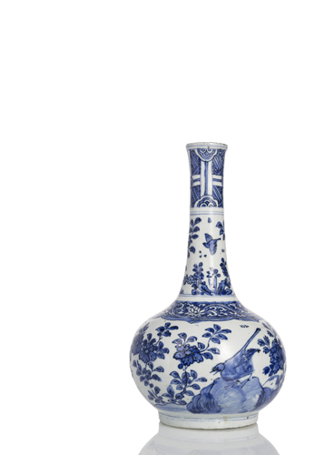 <b>A RARE 'KRAAK' PORCELAIN VASE WITH BIRD AND FLOWER DECORATION IN VIBRANT UNDERGLAZE BLUE</b>