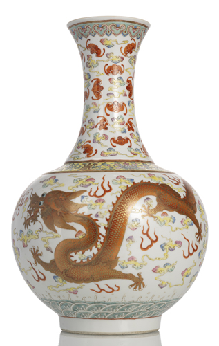 <b>A 'FAMILLE ROSE' PORCELAIN DRAGON AND PHOENIX VASE</b>